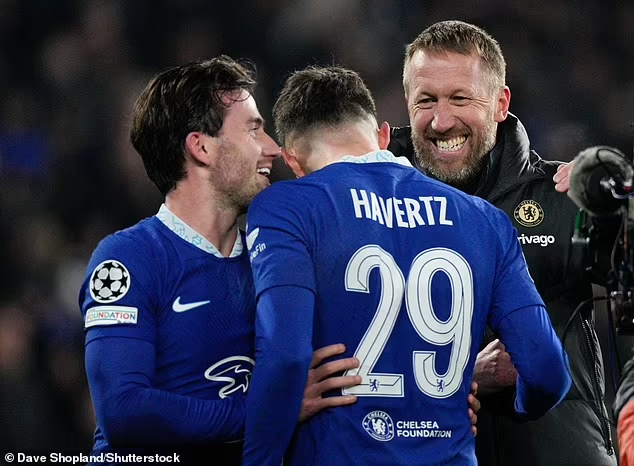 ކައި ހަވާޓްޒް (29) ޗެލްސީގެ ބައެއް ކުޅުންތެރިންނާއި ކޯޗާއެކު