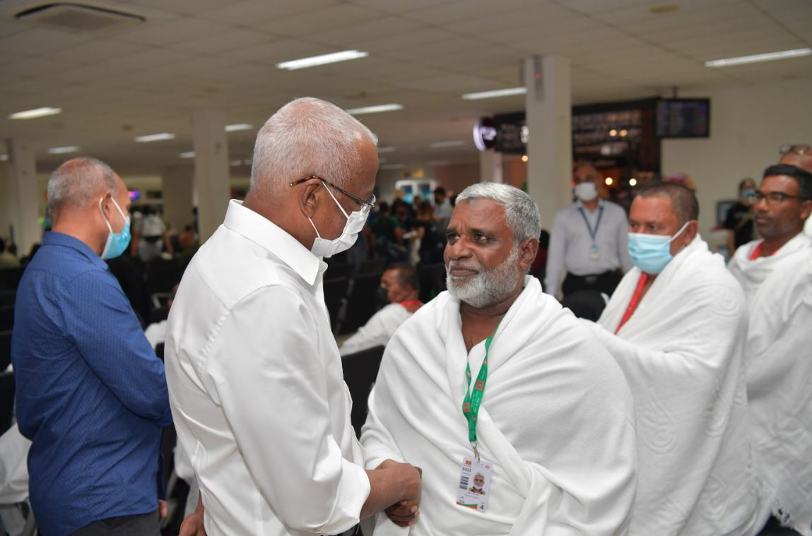 ހައްޖަށް ދިޔަ ގުރޫޕަކާ ރައީސް އިބްރާހީމް މުހައްމަދު ޞާލިހު ބައްދަލު ކުރައްވަނީ -- ފައިލް ފޮޓޯ