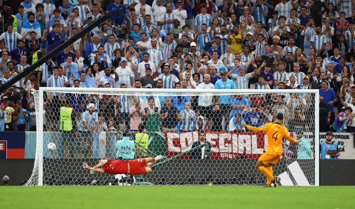 އާޖެންޓީނާ އަދި ނެދަލެންޑްސް ކުޅުނު މެޗުގެ ތެރެއިން - ފޮޓޯ: ރޮއިޓާސް