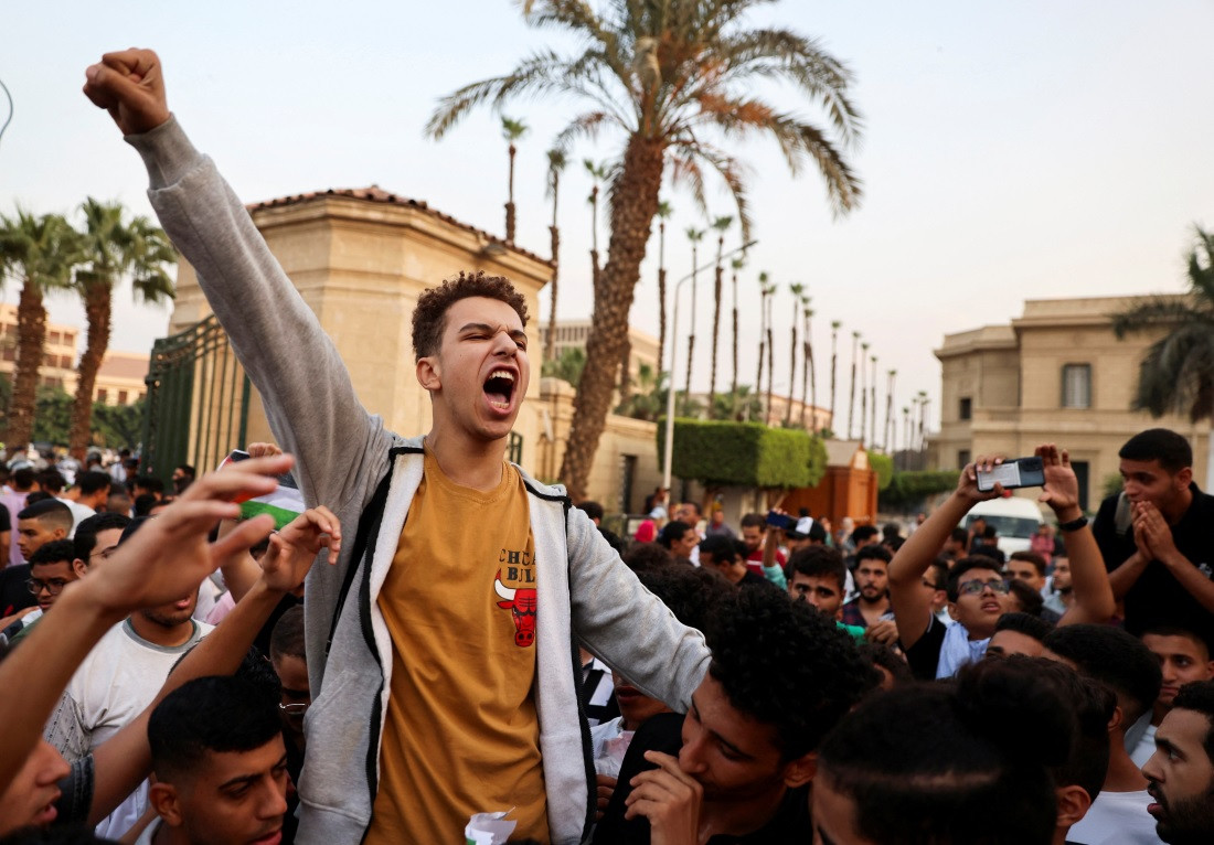 އިޒްރޭލާއި އެމެރިކާއާ ދެކޮޅަށް ކައިރޯ ޔުނިވާސިޓީގެ ދަރިވަރުން މުޒާހަރާކުރަނީ - ފޮޓޯ: ރޮއިޓާސް