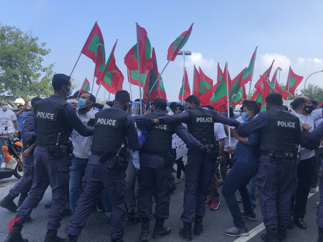 އިދިކޮޅު ކޯލިޝަނުން އެޗްޕީއޭގެ ގައިޑްލައިންތަކާ ޚިލާފަށް ކުރިއަށް ގެންދިޔަ މުޒާހަރާއެއްގެ ތެރެއިން