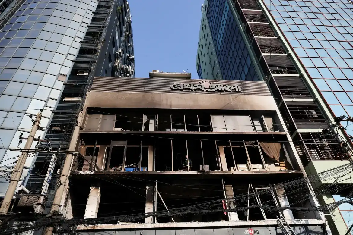 މަޝްހޫރު ނޫސްތައް ކަމަށްވާ "ދަ ޑެއިލީ ސްޓާ" ފަދަ ތަންތަނު ގައި ރޯކޮށްލައި ގެއްލުން ދީފައިވޭ. ފޮޓޯ: ރޮއިޓަރސް