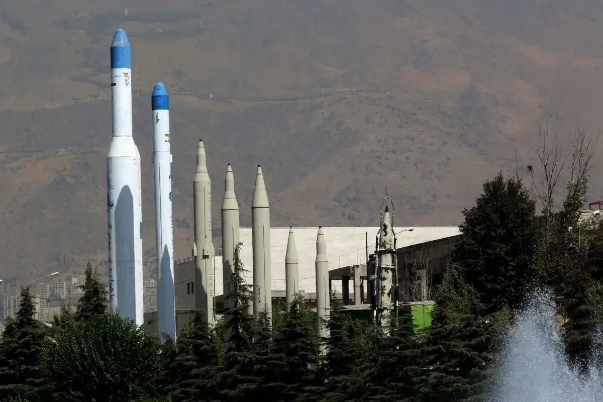 އީރާނުގެ ވެރިރަށް ތެހެރާންގައި ހުންނަ އިސްލާމިކް ރިވޮލިއުޝަން އެންޑް ހޯލީ ޑިފެންސް މިއުޒިއަމްގައި، އީރާނުގެ މިސައިލްތަކެއް ދައްކާލަނީ.