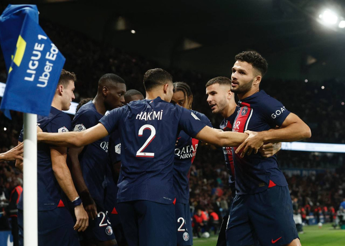 މެޗުގައި ލަނޑު ޖެހުމަށްފަހު ޕީއެސްޖީގެ ކުޅުންތެރިން އުފާ ފާޅުކުރަނީ