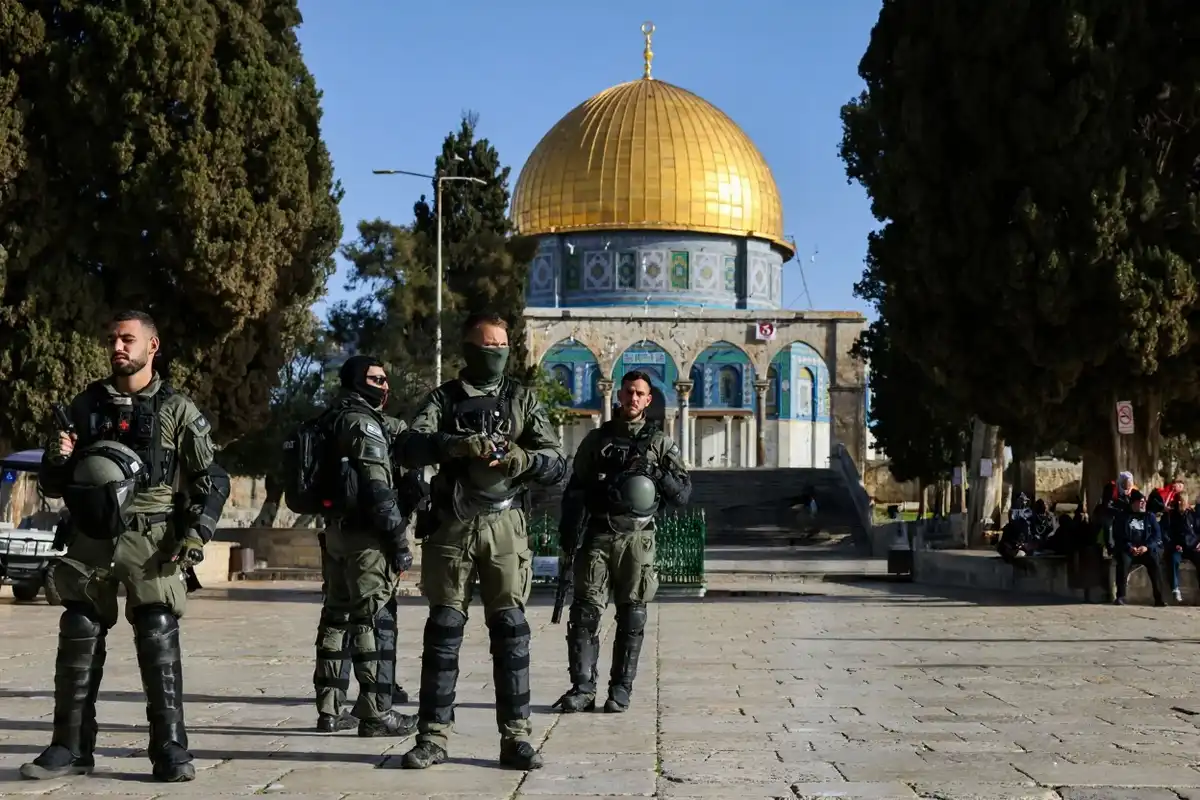 ބަރަކާތްތެރި ރަމަޟާން މަހުގެ ތެރޭގައި، 2023 ވަނަ އަހަރުގެ އޭޕްރިލް މަހުގެ 5 ވަނަ ދުވަހު ގުދުސްގައި ހިނގި ކުރިމަތިލުންތަކާ ގުޅިގެން، އިޒްރޭލުގެ ސިފައިން އަލްއަޤްޞާ މިސްކިތުގެ ގޯތިތެރޭގައި ހަރަކާތްތެރިވަނީ.