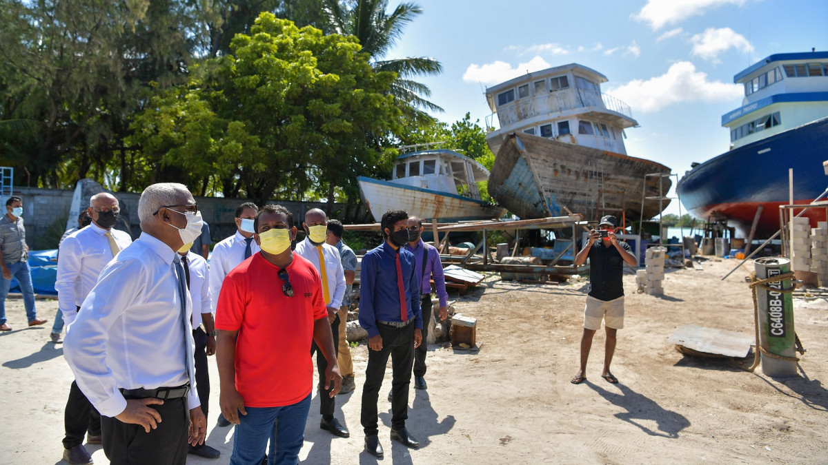 ރައީސުލްޖުމްހޫރިއްޔާ އިބްރާހީމް މުހައްމަދު ސާލިހު ރ. އަތޮޅަށް ކުރެއްވި ދަތުރުފުޅުގެ ތެރެއިން، ރ. އަލިފުށީ ބޯޓްޔާޑް ބައްލަވާލެއްވުން - ފޮޓޯ: ރައީސް އޮފީސް