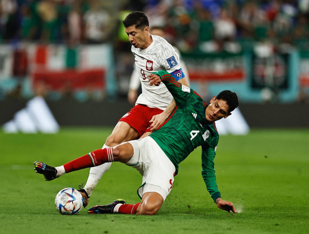 ޕޮލޭންޑު އަދި މެކްސިކޯ ބައްދަލުކުރި މެޗުގެ ތެރެއިން: ފޮޓޯ - ރޮއިޓާސް  