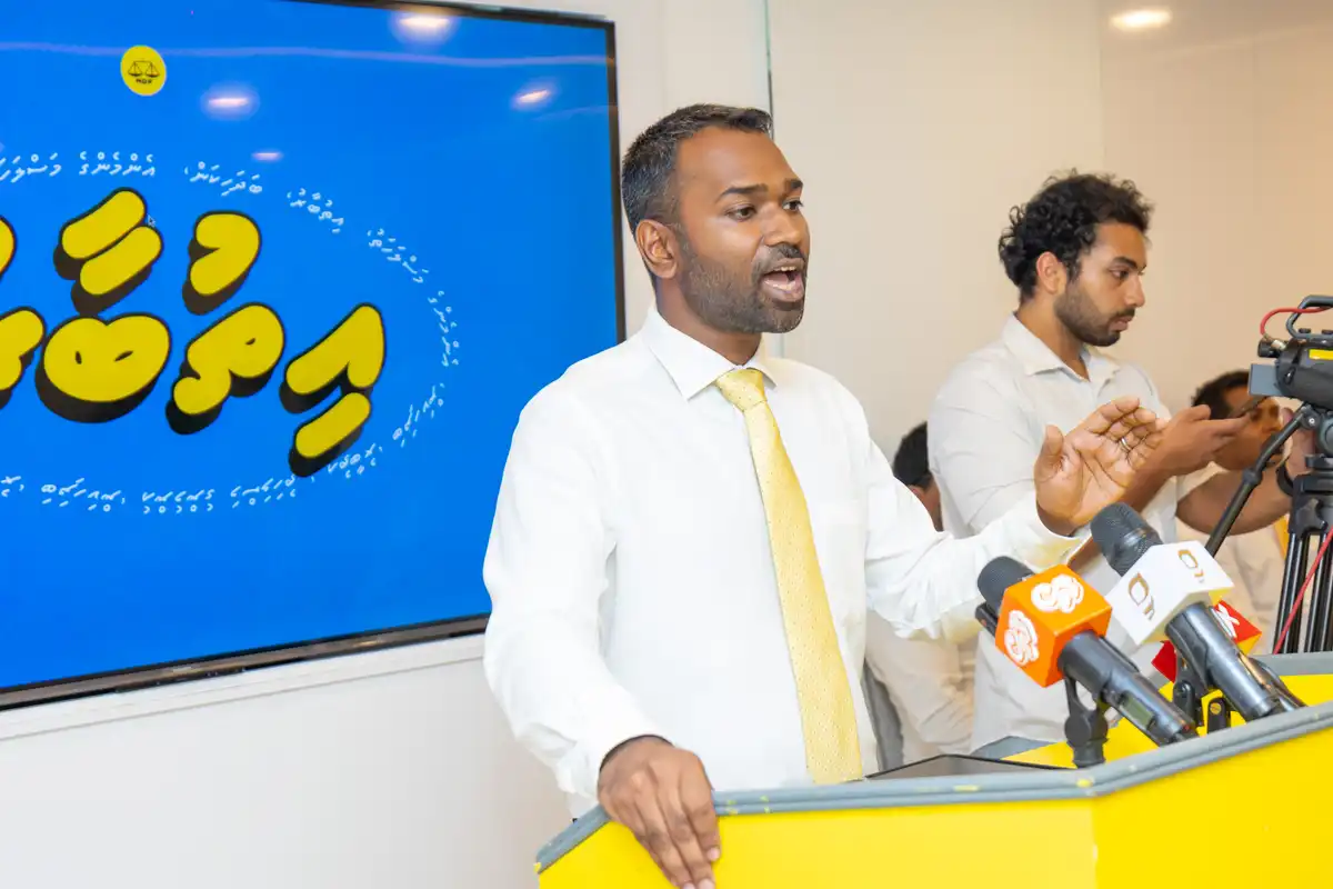 "އިތުބާރު" ކެމްޕޭން ލޯންޗް ކުރުމުގެ ހަފްލާގައި ގަލޮޅު ދެކުނު ދާއިރާގެ މެންބަރު މީކާއިލް އަހުމަދު ނަސީމް ވާހަކަ ދައްކަވަނީ.