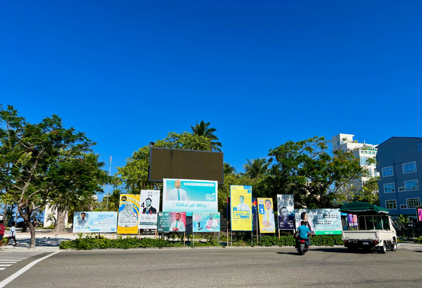 ހުޅުމާލޭގައި ހަރުކޮށްފައިވާ ކެމްޕެއިން ޕޯސްޓަރތަކެއް