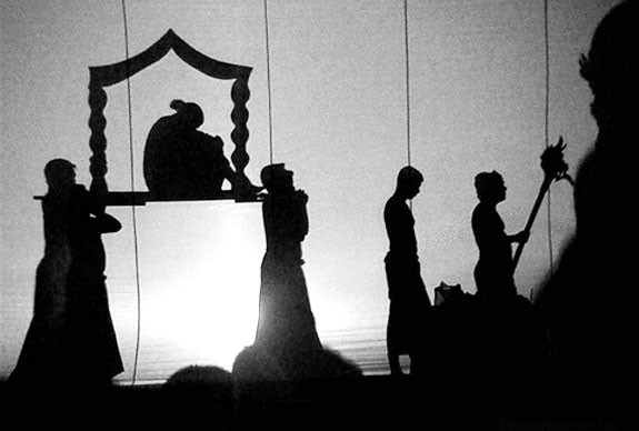 ރަންނަމާރިއަށް ވެދުން ކުރުމަށް އަންހެން ކުއްޖަކު ޒީނަތްތެރިކޮށްގެން ގެންދާ މަންޒަރު