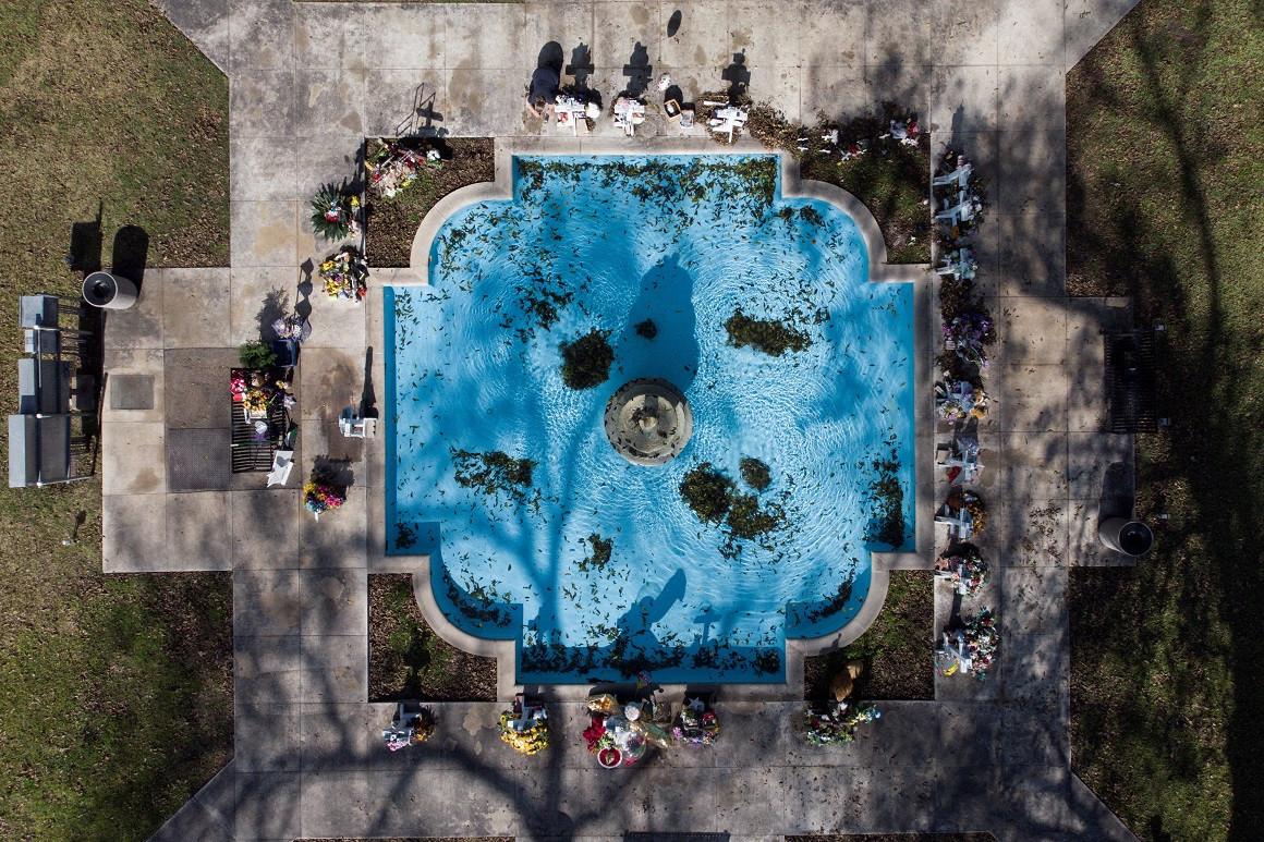 އެމެރިކާގެ ޓެކްސަސްގެ އުވަލްޑޭގައި ހިނގި ބަޑީގެ ހަމަލާގައި 19 ކުއްޖަކާއި ދެ ޓީޗަރަކުވަނީ މަރާލާފަ - ފޮޓޯ: ރޮއިޓަރސް