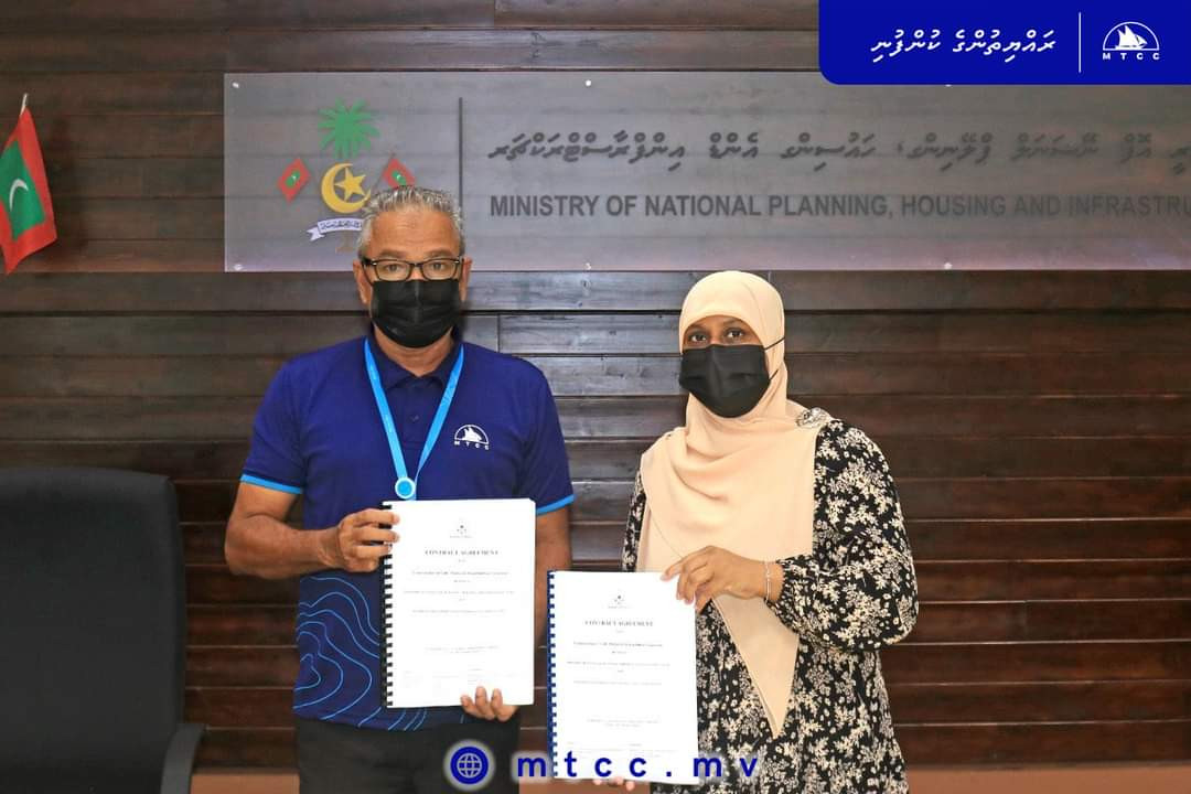 މަޑަވެލި-ހޯނޑެއްދޫ ކޯޒްވޭގެ މަސައްކަތުގެ އެއްބަސްވުމުގައި ސޮއިކުރުން