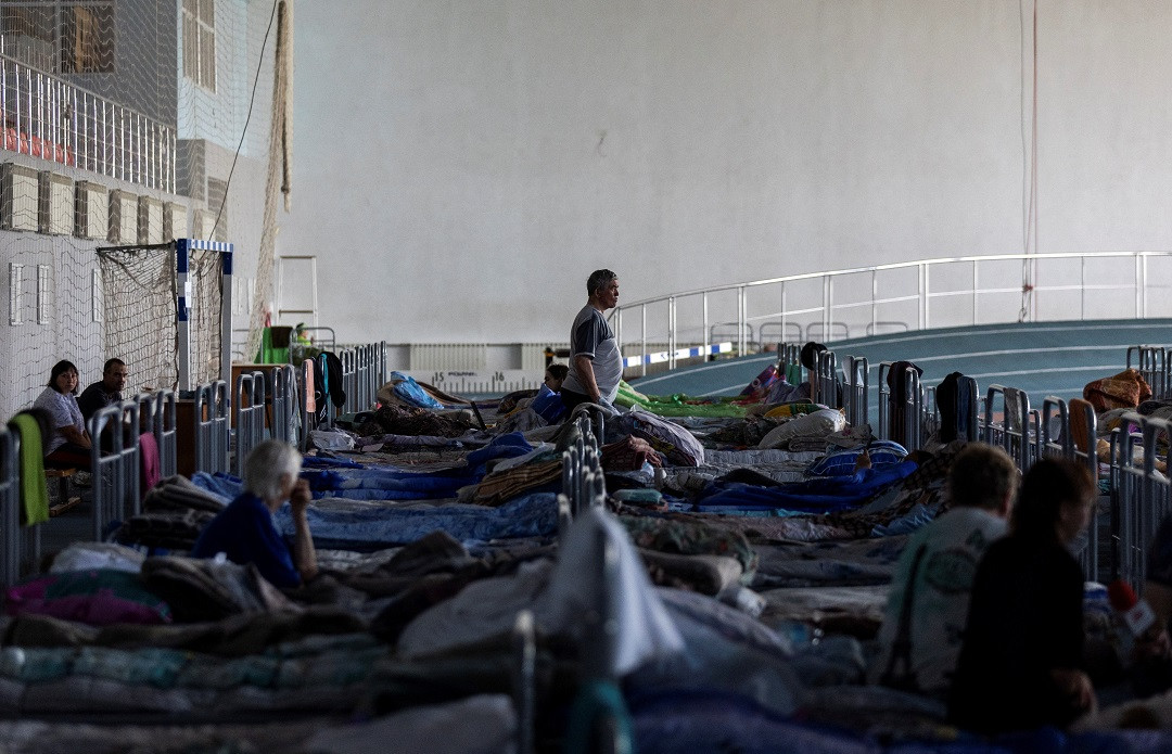 ޔޫކްރެއިނާއި ރަޝިއާ ހިއްސާކުރާ ބޯޑަރު ކައިރީ ސަރަހައްދުތަކަށް ހަމަލާތައް އަމާޒުވާން ފަށާފައިވާތީ އެ ސަރަހައްދުތަކުގައި ދިރިއުޅޭ މީހުން ރައްކާތެރި ހިސާބުތަކަށް ބަދަލުކުރަން ވަނީ ފަށާފައި - ފޮޓޯ: ރޮއިޓަރސް