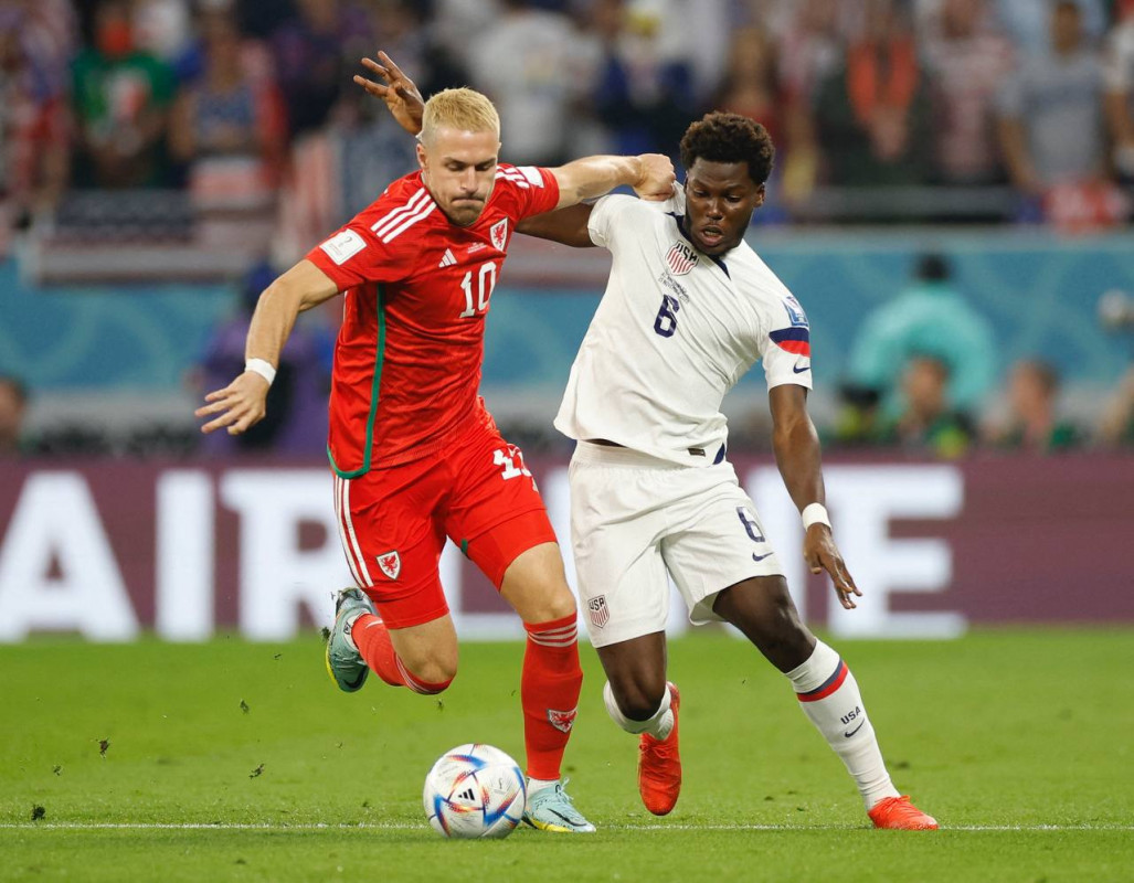 ވޭލްސް އާއި އެމެރިކާ ކުޅުނު މެޗުގެ ތެރެއިން: ފޮޓޯ - ރޮއިޓާސް  