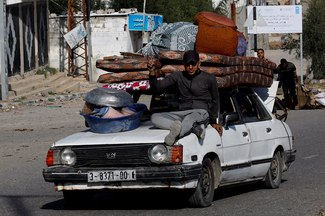 ވަގުތީގޮތުން ހަމަލާ ބަދަލުކުރުން ހުއްޓާލުމާއެކު ޣައްޒާގެ އުތުރުގައި ދިރިއުޅު ރައްޔިތުންގެ ތެރެއިން ގިނަ ބަޔަކު ވަނީ އެނބުރި އެމީހުންގެ ގެތަކަށް ދާން ފަށާފައި - ފޮޓޯ: ރޮއިޓަރސް
