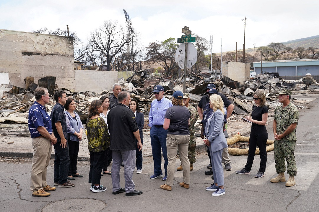 ލަހައިނާއަށް ކުރެއްވި ޒިޔާރަތުގައި އެމެރިކާގެ ރައީސްގެ ދެކަނބަލުން ވަނީ އަލިފާނުގެ ހާދިސާގައި ގެއްލުން ލިބުނު ސަރަހައްދުތައް ބައްލަވާލައްވާފައި - ފޮޓޯ: ރައޮޓަރސް