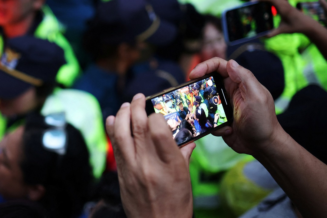  ޓްރީޓް ކުރުމަށްފަހު މިފެން ޕެސިފިކް ކަނޑަށް ދޫކުރަން ނިންމުމާ ގުޅިގެން ދެކުނު ކޮރިއާގައި އެތައް ހާސް ބަޔަކު ދަނީ މުޒާހަރާކުރަމުން - ފޮޓޯ: ރޮއިޓަރސް