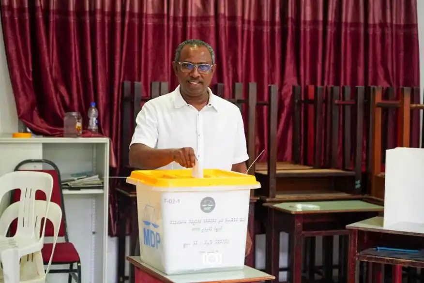 މާލޭގެ މޭޔަރުކަމަށް އެމްޑީޕީގެ ޓިކެޓަށް ވާދަކުރައްވާ އަލީ އާޒިމް ވޯޓު ލެއްވުން