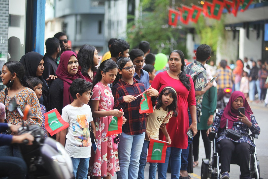 ރާއްޖޭގެ 57 ވަނަ މިނިވަން ދުވަހުގެ ޕެރޭޑް ބަލާލަން ގޮސް ތިބި މީހުން - ފޮޓޯ: އަހުމަދު ސިރާޖް