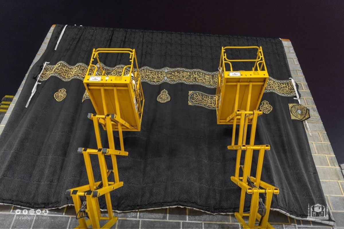 ގެފުޅުގެ އުރަކޮޅު ބަދަލުކުރުން - މި އުރަކޮޅި ފެހުމަށް ކޮންމެ އަހަރަކު ހަ މިލިއަން ޑޮލަރު ސައުދީ ސަރުކާރުން ހޭދަކުރާއިރު، އުރަކޮޅު ވިޔުމަށް ގާތްގަނޑަކަށް 200 ވަރަކަށް މުވައްޒަފުން އުޅޭކަމަށް ރިޕޯޓްތައް ބުނޭ - ފޮޓޯ: އަލްހަރަމައިން