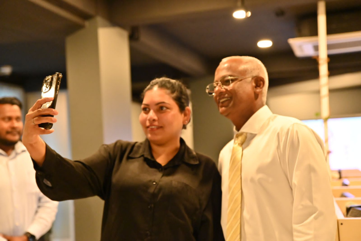 ރައީސުލްޖުމްހޫރިއްޔާ އިބްރާހިމް މުހައްމަދު ޞާލިހް އާއި ރާއްޖެޓީވީގެ ސީނިއަރ އޮން އެއަރ ޓެކްނީޝަން އައިމިނަތު މުހައްމަދު - ފޮޓޯ: ރައީސް އޮފީސް