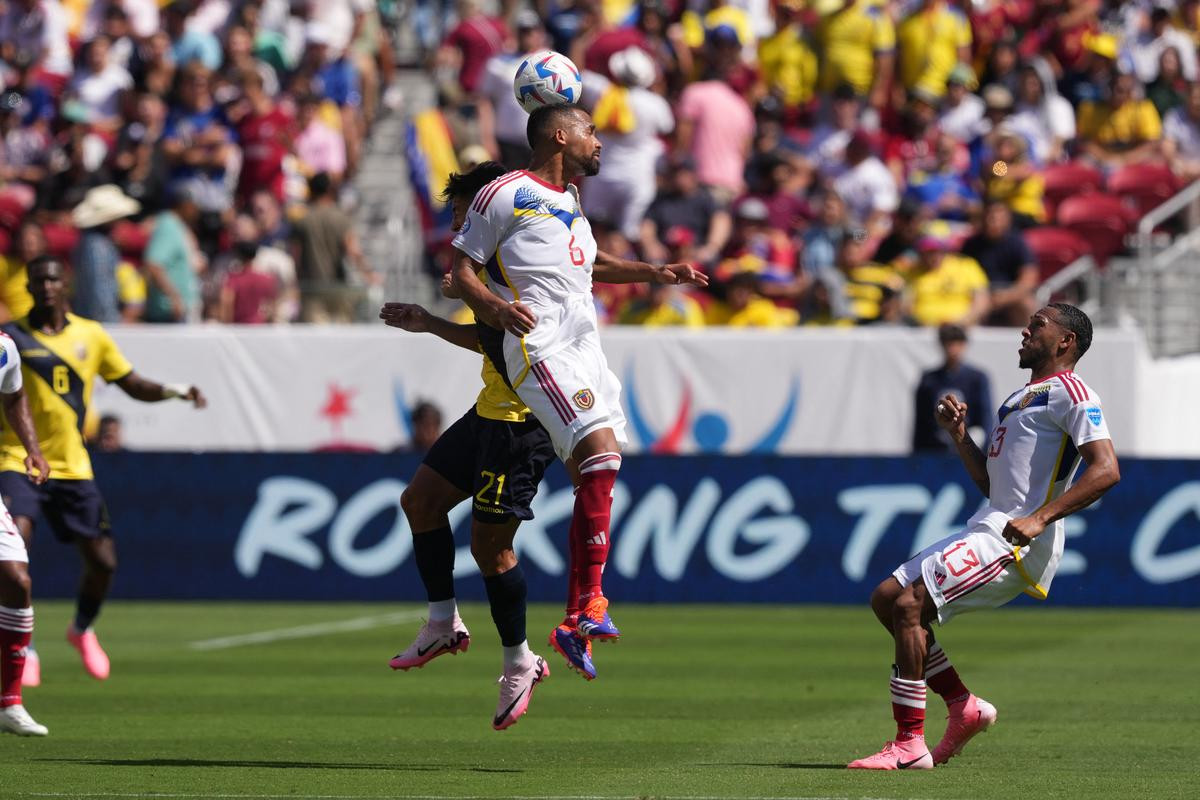 ވެނެޒުއެލާ އާއި އެކުއެޑޯ ކުޅުނު މެޗުގެ ތެރެއިން