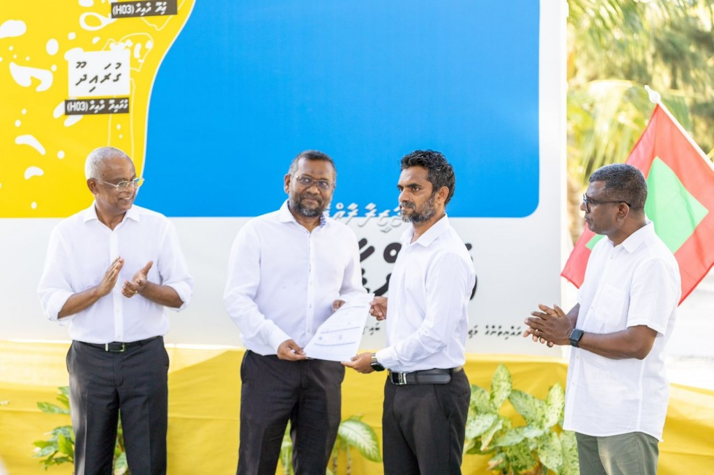 ގުޅީ ކައުންސިލް ރައީސް އެމްޑީޕީއަށް ސޮއިކުރެއްވުން