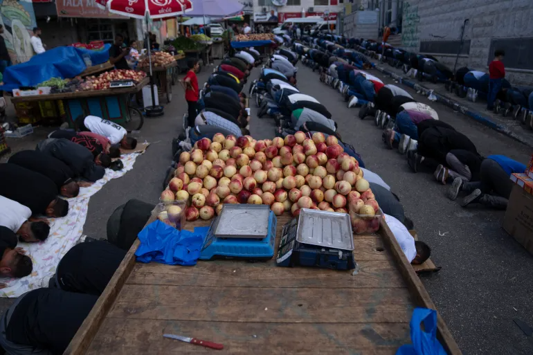 ހުޅަނގު އައްސޭރީގެ ރަމަالله ސިޓީގައި ޣައްޒާއާ އެއްބައިވަންތަކަން ޤާއިމުކުރުމަށް ބޭއްވި މުޒާހަރާގެ ކުރިން ފަލަސްޠީނުގެ ރައްޔިތުން ހުކުރު ނަމާދު ކުރަނީ