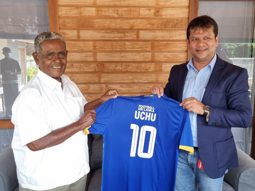 ސްރީލަންކާގެ ފުޓްބޯލް ފެޑްރޭޝަންގެ ރައީސް މިސްޓަރ ޖަސްވާރު އުމަރު - މުހައްމަދު މުސާ (އުއްޗު) ގެ ނަންފުޅު ލިޔުއްވާފައިވާ، ސްރީލަންކާގެ ޤައުމީ ޓީމްގެ މިހާރުގެ ޖާރޒީއެއް ހަދިޔާ ކުރައްވަނީ