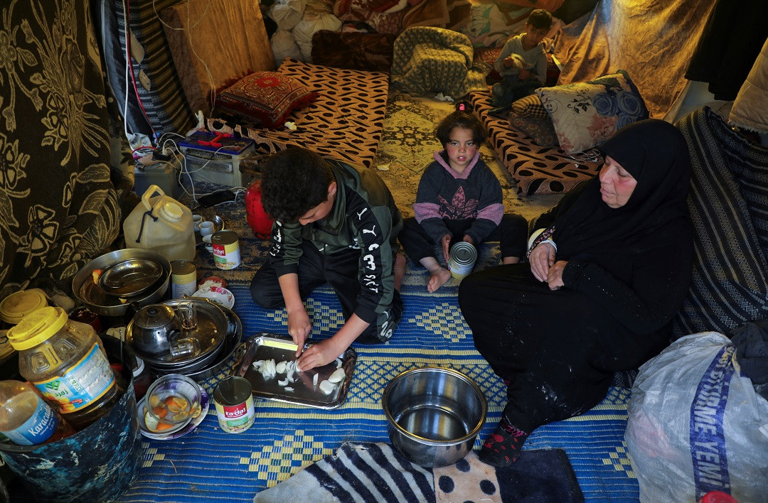 ޚަދީޖާ އަލް ހަސަންގެ ދޮށީ މާމަ ދަރިފުޅު ރޯދަ ވީއްލާނެ ތަކެތި ތައްޔާރުކުރަން އޭނާއަށް އެހީވަނީ - ފޮޓޯ: ރޮއިޓަރސް