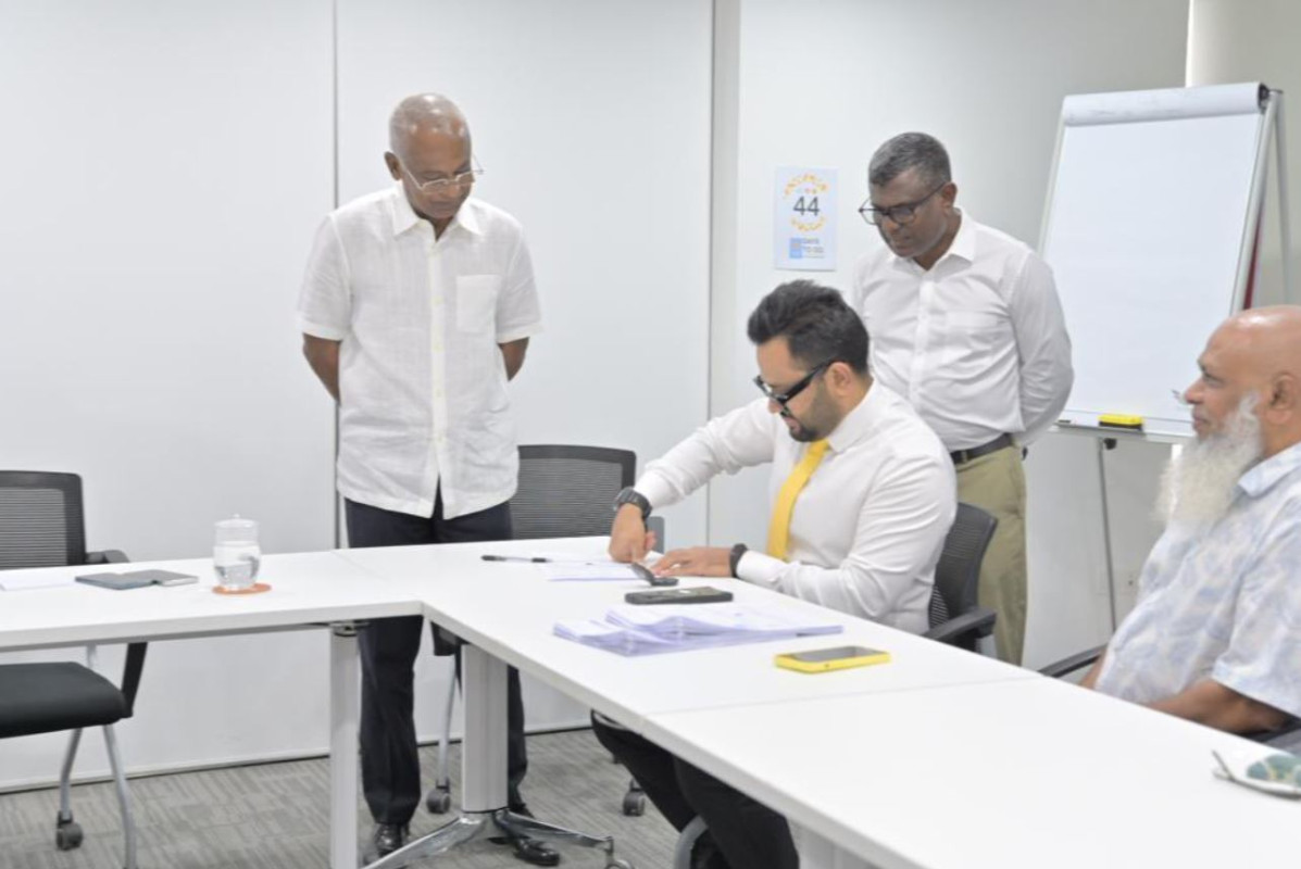 އިމިގްރޭޝަން ކޮންޓްރޯލަރ މުޙައްމަދު އަޙްމަދު ހުސައިން ގެ އާއިލާގެ މެންބަރުންނާއެކު އެމްޑީޕީއަށް ސޮއިކުރެއްވުން