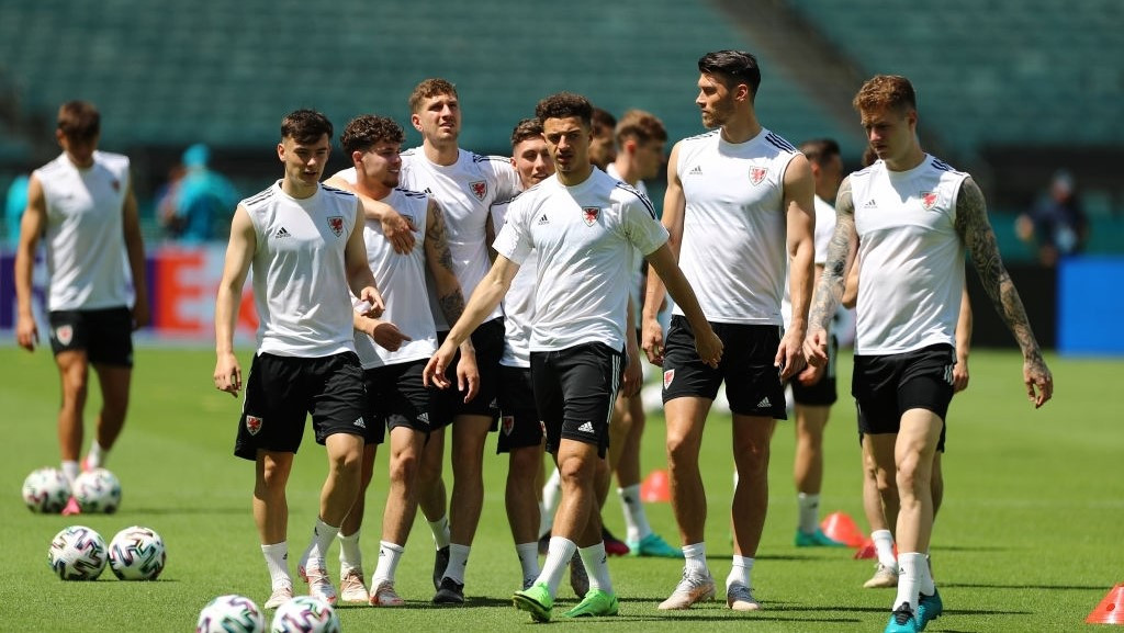 ސްވިޓްޒަލެންޑް މެޗުގެ ކުރިން ވޭލްސްއިން ކުރިއަށްގެންދިޔަ ތަމްރީނުތަކުގެ ތެރެއިން