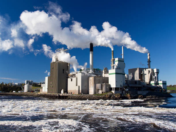 ސިނާއީ މަސައްކަތުގެ ތެރެއިން ކާރުޚާނާ އަކުން ޖައްވަށް ގޭސް ބޭރުކުރަނީ