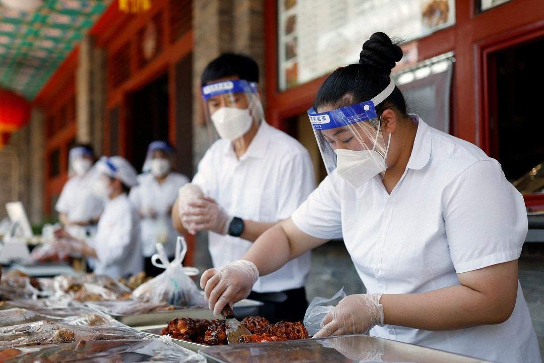 ޗައިނާގެ ކޮވިޑް-19ގެ ހާލަތު ގޯސްވެ ބެއިޖިންގައި އަޅާފައިވާ ފިޔަވަޅުތަކުގެ ތެރޭގައި ރެސްޓޯރަންޓް ތަކުގައި ޑައިން އިންގެ ސަރވިސް ދިނުން މިހާރު މަނާ - ފޮޓޯ: ރޮއިޓަރސް