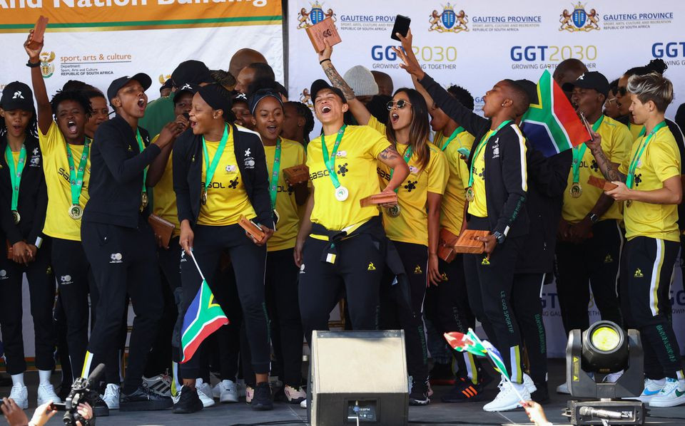 ސައުތު އެފްރިކާގެ އަންހެން ފުޓްބޯޅަ ޓީމަށް ސަޕޯޓަރުން މަރުހަބާކިއުން