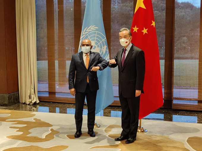 އދ. ގެ އާންމު މަޖިލީހުގެ ރައީސް ޗައިނާގެ ފޮރިން މިނިސްޓަރާ ބައްދަލުކުރެއްވުން