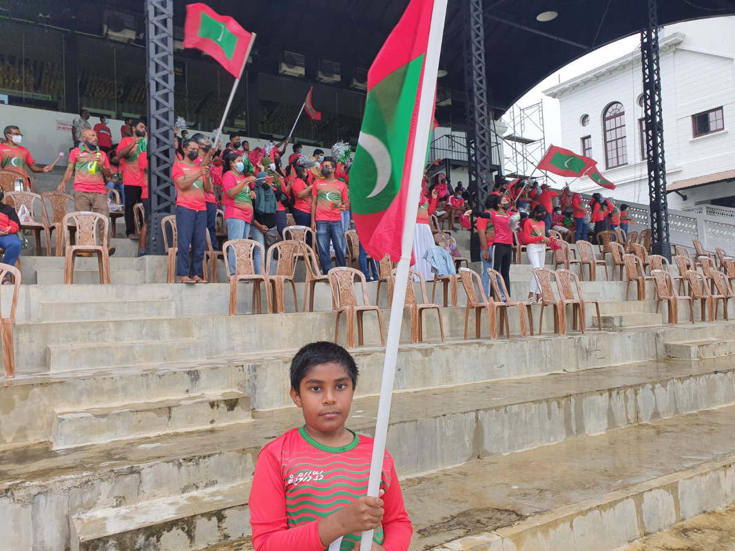 "މަހިންދަ ރާޖަޕަކްސަ ޓްރޮފީ" ފުޓްބޯޅަ މުބާރާތުގައި ދިވެހިރާއްޖެ އާއި ސްރީލަންކާ ބައްދަލުކުރާ މެޗުގައި، ދިވެހި ޓީމަށް ހިތްވަރު ދިނުމަށް ދަނޑަށް ވަދެ ތިބި ދިވެހި ސަޕޯޓަރުން - ފޮޓޯ: މުޙައްމަދު ފައިސަލް