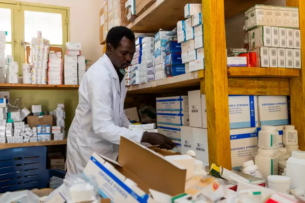 މި ހަމަނުޖެހުން ތަކުގައި އާއިލާ އާ އެކު ފިލައިގެން ދިޔަ މުހައްމަދު އިބްރާހިމް މިހާރު މަސައްކަތް ކުރަނީ ފަރްޗަނާ ހޮސްޕިޓަލު ގައި - ފޮޓޯ: ޔޫއެންއެޗުއާރުސީ