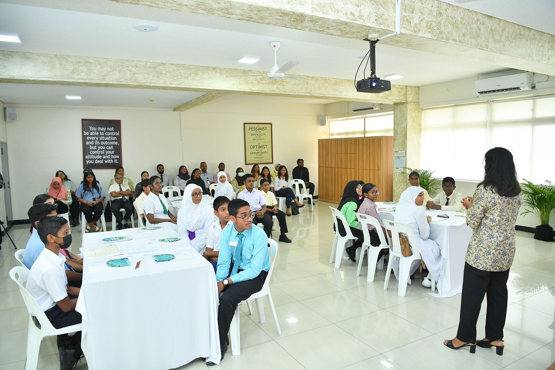 އިކޯސިސްޓަމްސް އޮފް ދަ މޯލްޑިވްސް' ފޮތް އިފްތިތާހުކުރުމުގެ ރަސްމިއްޔާތުގެ ތެރެއިން - ފޮޓޯ: ރައީސް އޮފީސް