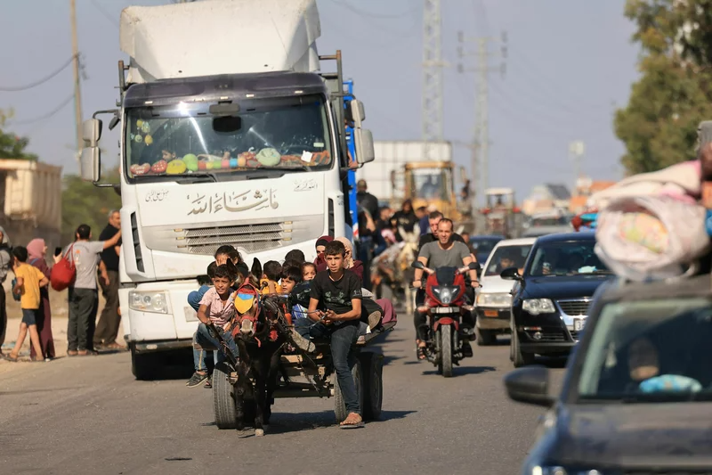 ޣައްޒާގައި ތިބި އާންމުންގެ 1.1 މިލިއަން މީހުން ގެދޮރު ދޫކޮށް ޣައްޒާ ސިޓީގެ ދެކުނުން ދިއުމަށް އިސްރާއީލުގެ އަސްކަރިއްޔާއިން ބޭނުންވާ ކަމަށް އދއިން ރިޕޯޓްކުރުމާ ގުޅިގެން، އެ ސިޓީ ދޫކޮށް ދެކުނުގެ ރައްކާތެރި ހިސާބުތަކަށް ދިއުމަށް އާންމުން އެމީހުންގެ މުދާ ހިފައިގެން  އެ ސިޓީ ދޫކޮށް ދެކުނުގެ ރައްކާތެރި ހިސާބުތަކަށް ދިއުމަށް ދާ މަންޒަރު -- ފޮޓޯ: އޭއެފްޕީ - ގެޓީއިމޭޖްސް