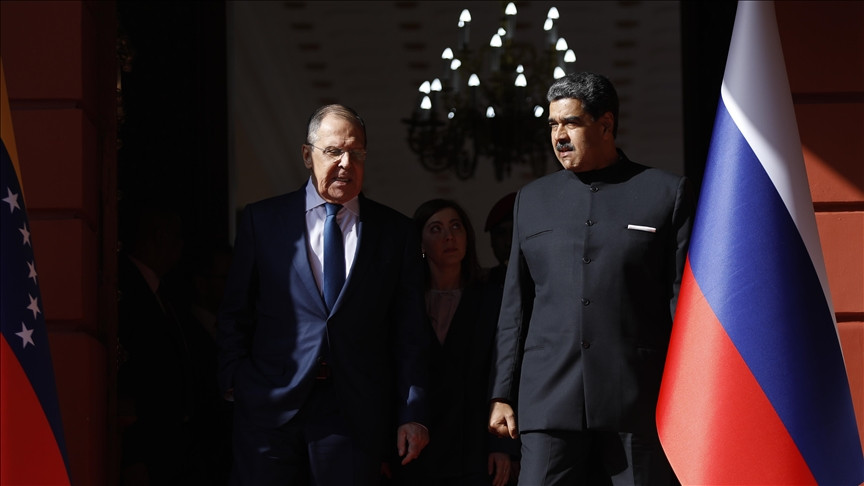 ރަޝިޔާގެ ޚާރިޖީ ވަޒީރު ސަރްގޭ ލަވްރޯވް (ވ) އަދި ވެނެޒުއޭލާގެ ރައީސް ނިކޮލަސް މަޑޫރޯ (ކ)