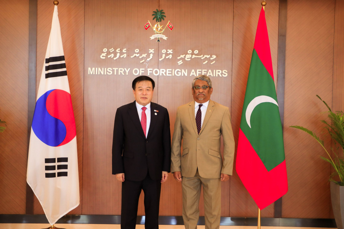 Minister of State for Foreign Affairs Ahmed Khaleel has met with the Presidential Special Envoy of the Republic of Korea, Lee Jin-bok