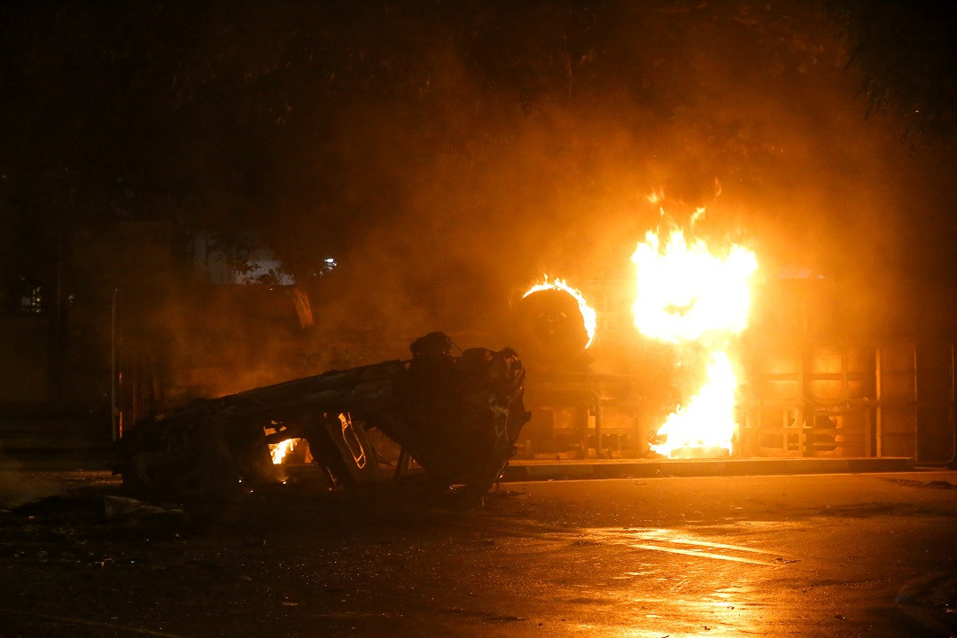 ރާޖަޕްކްސާއަށް ތާއީދުކުރާ ފަރާތްތަކަށް އަމާޒުކޮށް އަންނަނީ ހަމަލާ ދެމުން