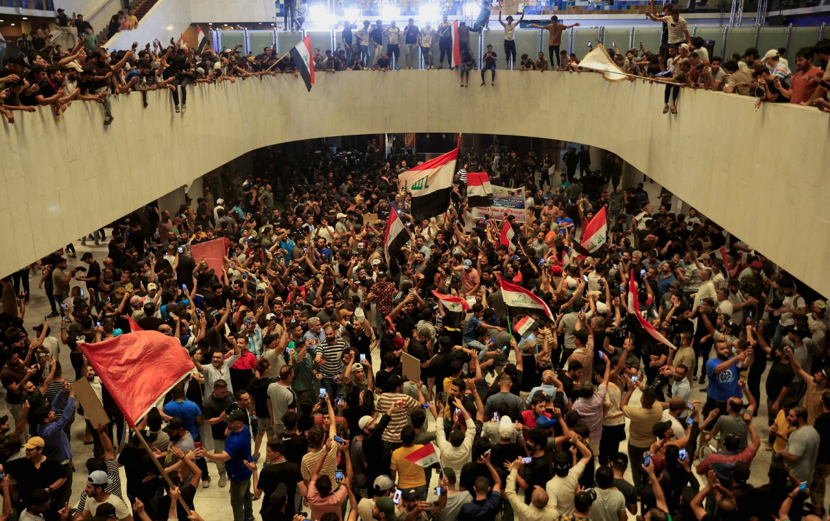 އިރާޤުގެ ވެރިރަށް ބަޣްދާދުގައި ހުންނަ ޤާނޫނު ހަދާ މަޖިލީހުގެ އިމާރާތުގެ ތެރޭގައި ކޮރަޕްޝަނާ ދެކޮޅަށް އިރާޤުގެ ޝިޢީ ދީނީ ޢިލްމުވެރިއެއް ކަމަށްވާ މުޤްތަދާ އަލް-ޞަދްރުގެ ސަޕޯޓަރުން މުޒާހަރާކުރަނީ - ފޮޓޯ: ރޮއިޓަރސް