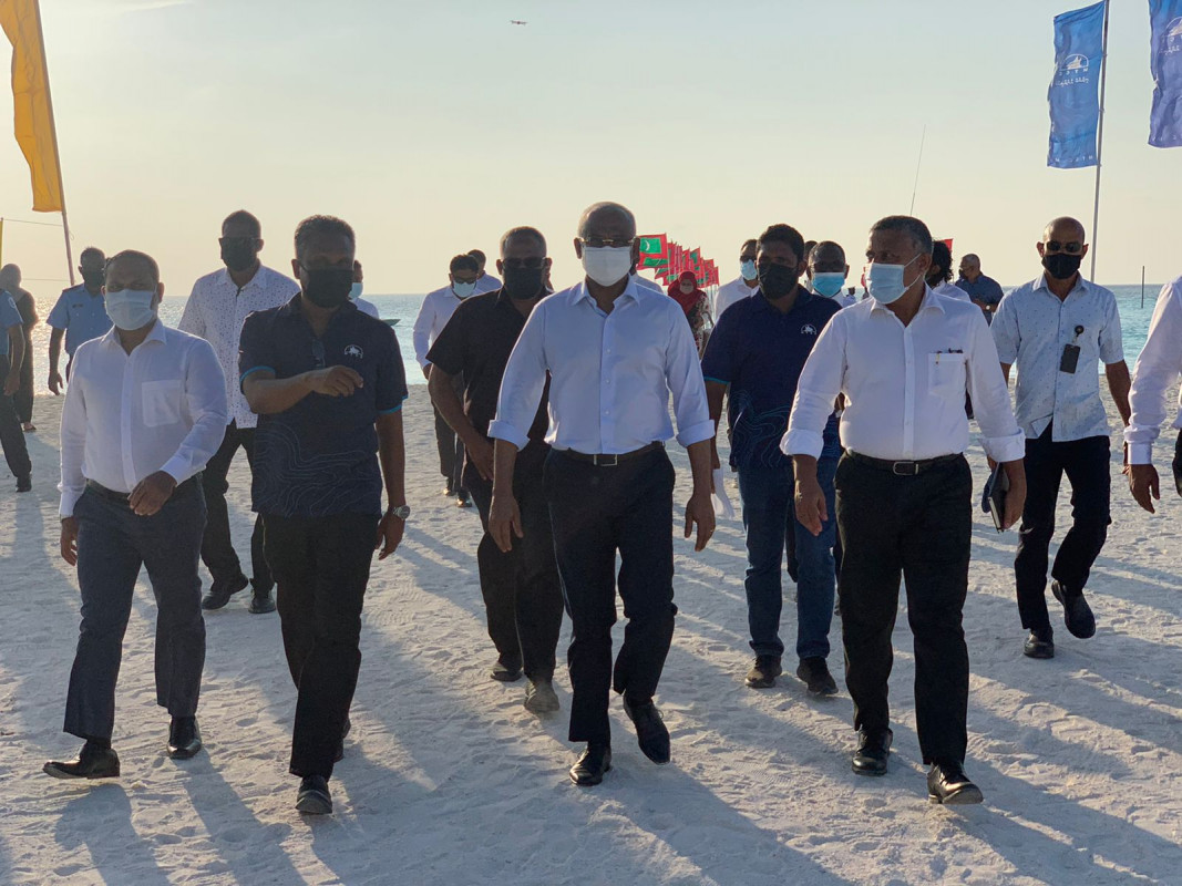 މާފުށީގައި ސަރުކާރުން ހިއްކި ބިން އެ ރަށު ކައުންސިލާ ހަވާލުކުރުމަށް ބޭއްވި ރަސްމިއްޔާތުގެ ތެރެއިން - ފޮޓޯ: ރާއްޖެ އެމްވީ