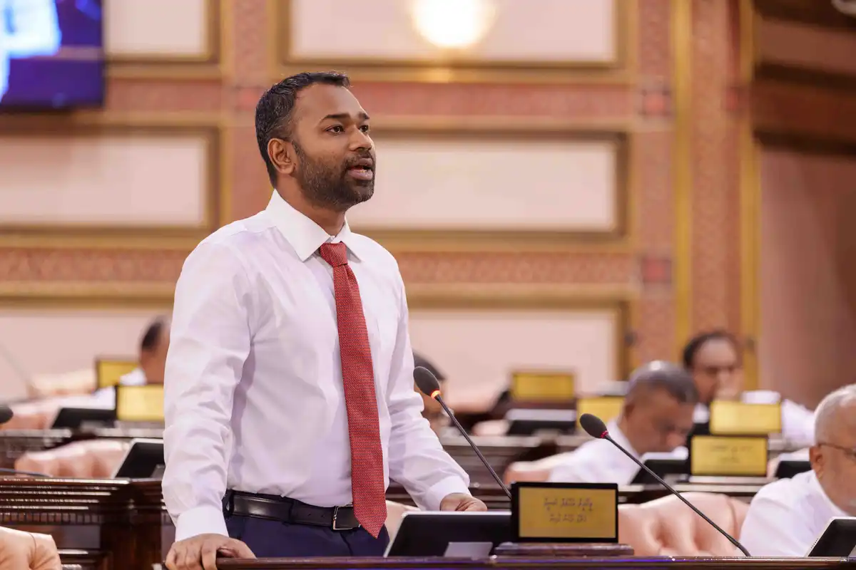 ޤާނޫނެއްގައި އަކުރެއް ލިޔެގެން ރާއްޖޭގެ އިގުތިސާދަށް އަންނަ ބަދަލުތައް ހައްލުކުރެވޭކަށް ނެތް: މީކާއިލް