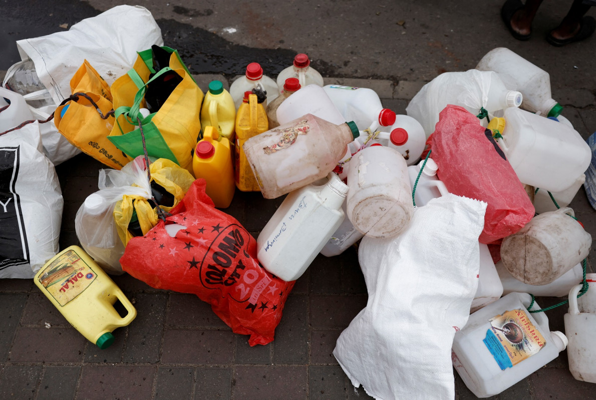 ލަންކާގެ އިގުތިސޯދީ ހީނަރުކަމުގެ ތެރޭގައި، އެތެރޭގެ ގޭހުގެ ދަތިކަން ކުރިމަތިވެފައިވާ މި ދަނޑިވަޅުގައި، ކޮލަމްބޯގައި ކުކަރަށް ކިރު ތެޔޮ ގަންނަން ބޭނުންވާ މީހުނަށް ބަހައްޓާފައި ހުރި ޑިސްޓްރިބިއުޓަރެއްގެ ކައިރީގައި ޕޭވްމަންޓެއްގެ މަތީގައި ހަންތަކެއް ބަހައްޓާފައި.
ފޮޓޯ: ރޮއިޓަރސް