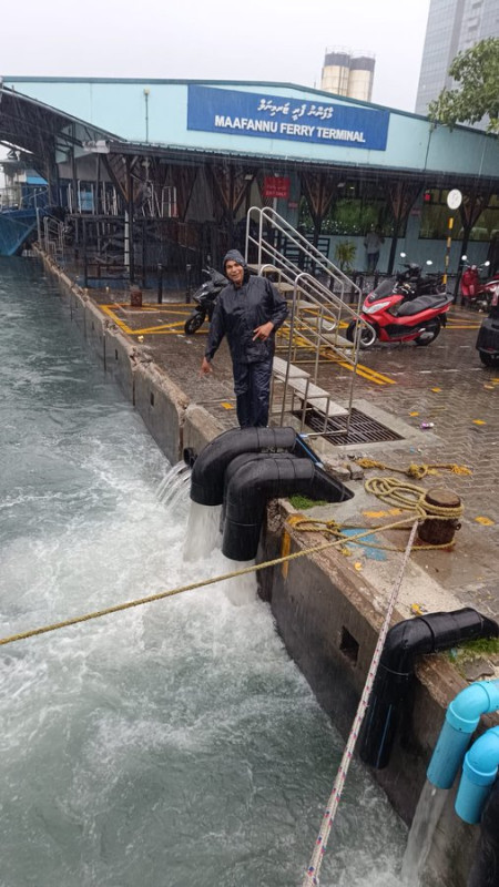 3 ޖެނުއަރީ 2025- މާލޭގެ ބޮޑު ސަރަހައްދެއްގައި ފެންބޮޑުވުމާއެކު ޕަމްޕް ބަހައްޓައިގެން މޫދަށް ފެން ބޭރު ކުރަނީ