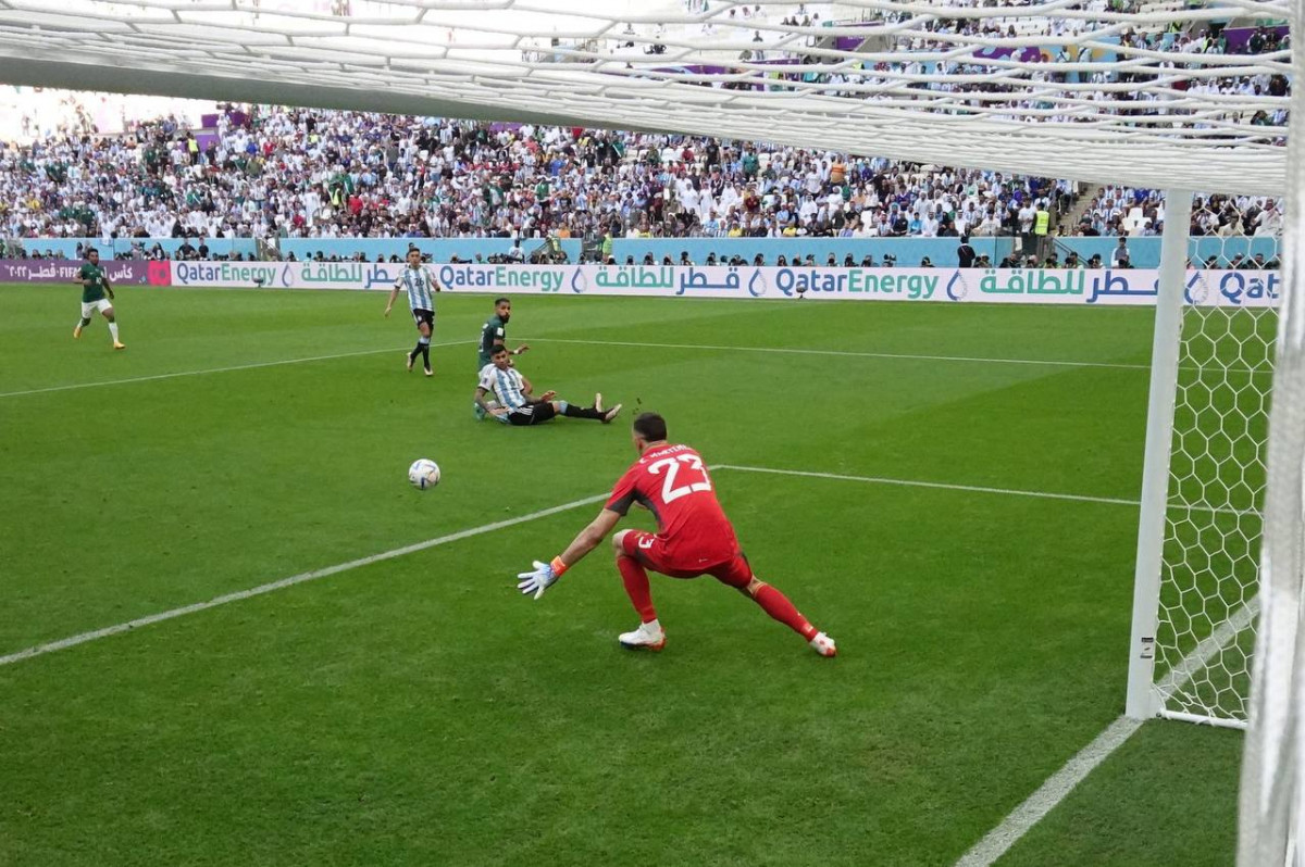 އާޖެންޓީނާ އަދި ސައޫދީ އަރަބިއްޔާ ކުޅުނު މެޗުގެ ތެރެއިން، ސައުދީ ޓީމުން ލަނޑު ޖަހަނީ: ފޮޓޯ - ރޮއިޓާސް