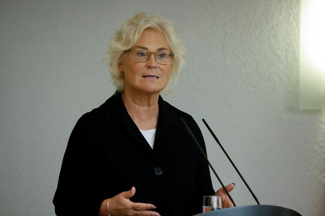 ޖަރުމަނުުގެ ޑިފެންސް މިނިސްޓަރު ކްރިސްޓީން ލަމްބްރެޗްޓް